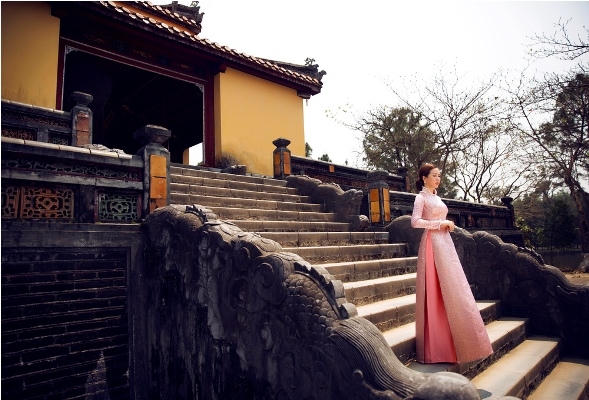 Hoa hậu Thu Hoài đẹp hút hồn giữa kinh thành Huế
