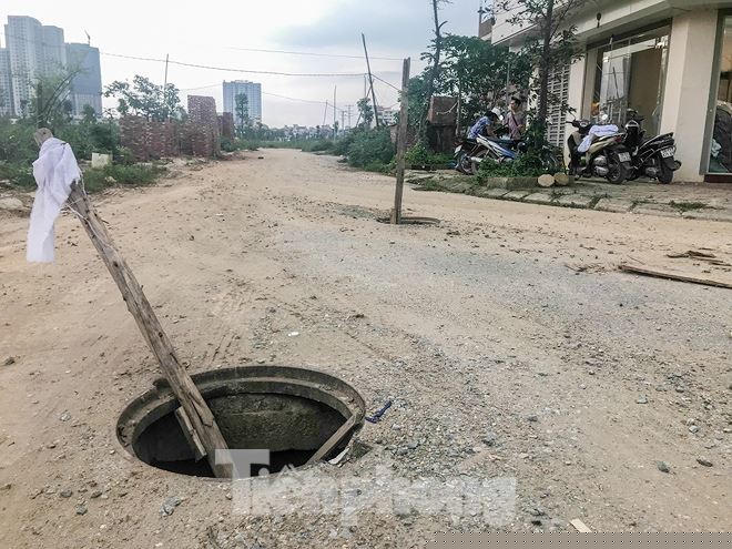 Hệ thống cống ngầm dang dở, nắp cống mở nguy hiểm ngay giữa đường.