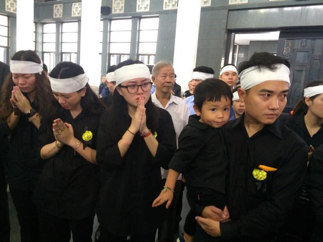 Gia quyền PGS Văn Như Cương nghẹn ngào trong lễ viếng.