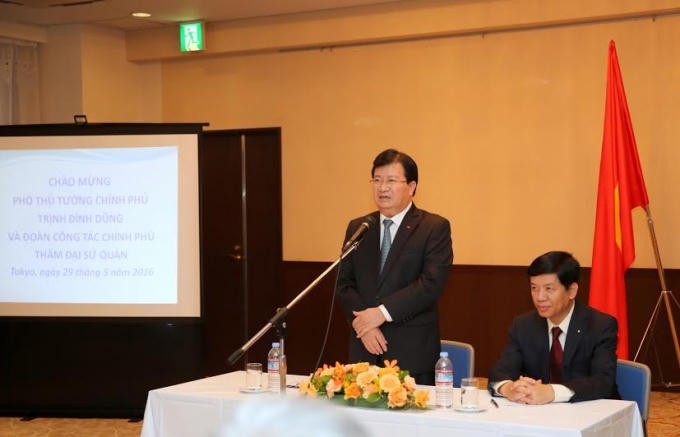 Phó Thủ tướng nói chuyện với cán bộ, nhân viên Đại sứ quán và đại diện cộng đồng người Việt Nam tại Nhật Bản. (Ảnh: VGP)