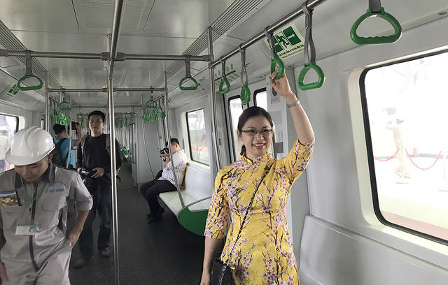 Nhiều người cho rằng, nội thất bên trong toa tàu chỉ như xe buýt nhanh BRT Yên Nghĩa - Kim Mã.