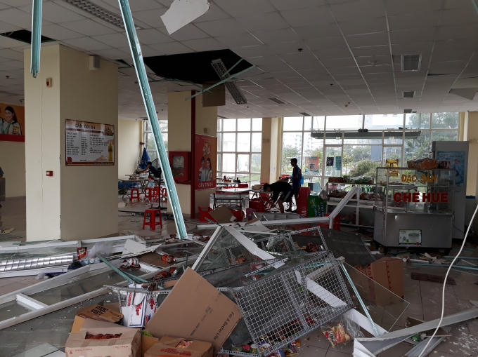 Hình ảnh ngổn ngang của một nhà ăn.