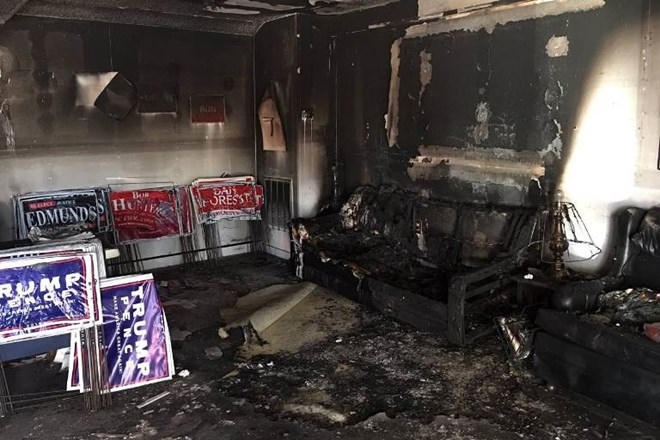 Toàn bộ vật dụng trong văn phòng bị cháy thui. (Ảnh: WSJ.com)