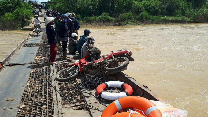 Người dân lo ngại bởi cây cầu xuống cấp trầm trọng.