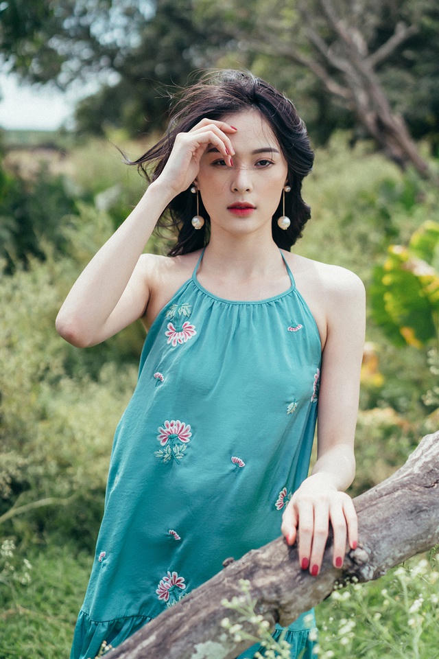 Váy lụa cổ yếm giúp Hạ Vi trở nên quyến rũ và tự tin hơn.