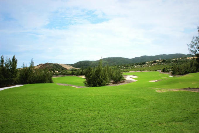 Sân golf FLC Samson Golf Links nằm trong quần thể du lịch nghỉ dưỡng FLC Sầm Sơn - Thanh Hóa.