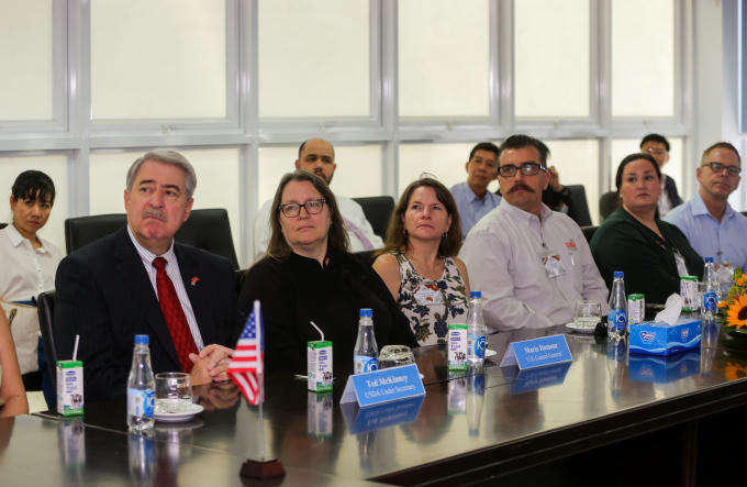 Thứ Trưởng Bộ Nông Nghiệp Hoa Kỳ Ted McKinney (ngồi đầu tiên từ trái sang) và đoàn công tác theo dõi phần giới thiệu các thông tin nổi bật của Vinamilk