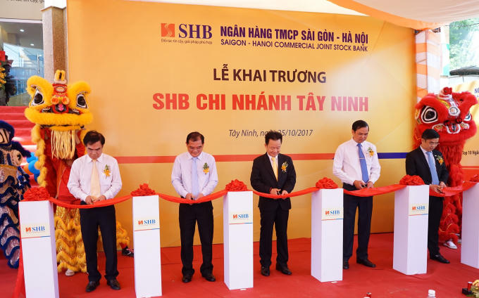 Ông Nguyễn Minh Tân – Phó Bí thư thường trực Tỉnh ủy tỉnh Tây Ninh, ông Dương Văn Thắng – Phó Chủ tịch UBND tỉnh Tây Ninh, ông Nguyễn Tiến Phúc – Giám đốc NHNN Việt Nam chi nhánh Tây Ninh, ông Đỗ Quang Hiển – Chủ tịch HĐQT SHB và ông Nguyễn Văn Lê – Tổng Giám đốc SHB đã cắt băng khai trương SHB Tây Ninh.