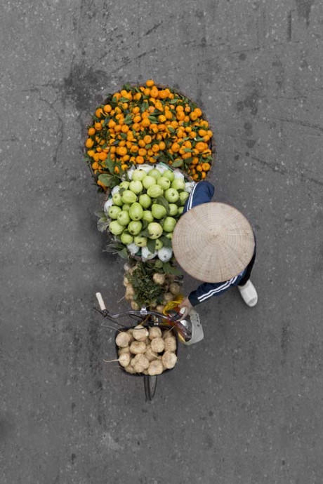 Tất bật chất hàng, rồi rong ruổi trên mọi ngả đường ở thủ đô.