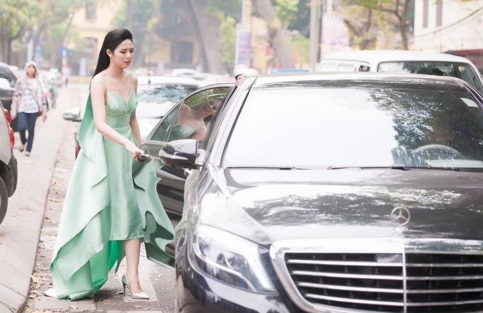 Hình ảnh hoa hậu Ngọc Hân sang trọng bên xế sang.