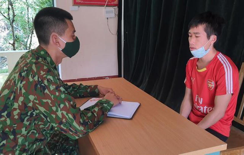 Đối tượng Vàng Seo Vư tại cơ quan điều tra. Ảnh: Trung Dũng