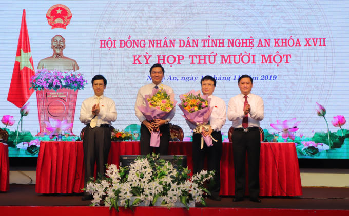 Ông Nguyễn Xuân Sơn - Chủ tịch HĐND tỉnh và ông Thái Thanh Quý - Chủ tịch UBND tỉnh tặng hoa chúc mừng 2 người được bầu giữ chức vụ Phó chủ tịch UBND tỉnh.