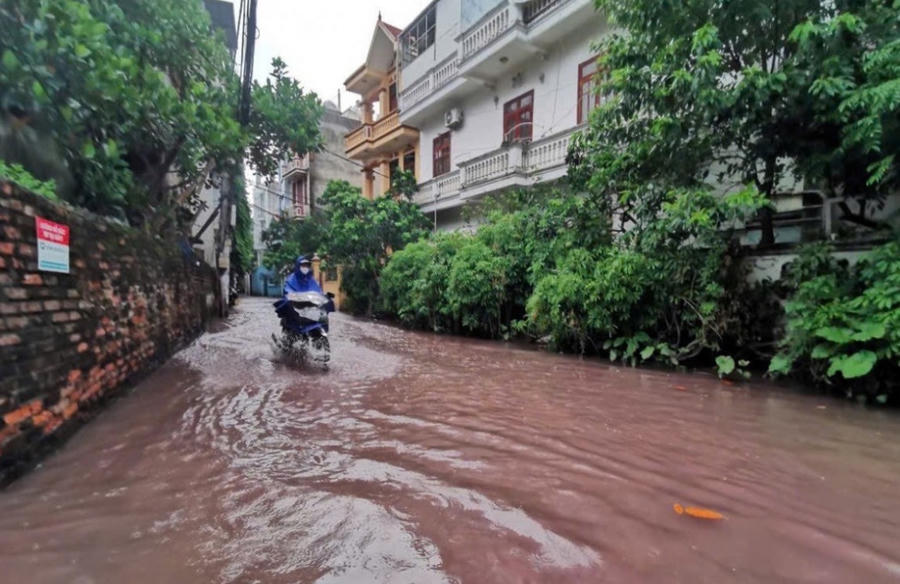 Dòng nước đỏ bất thường tại Khu tập thể Phú Minh (Đông Ngạc, Hà Nội)