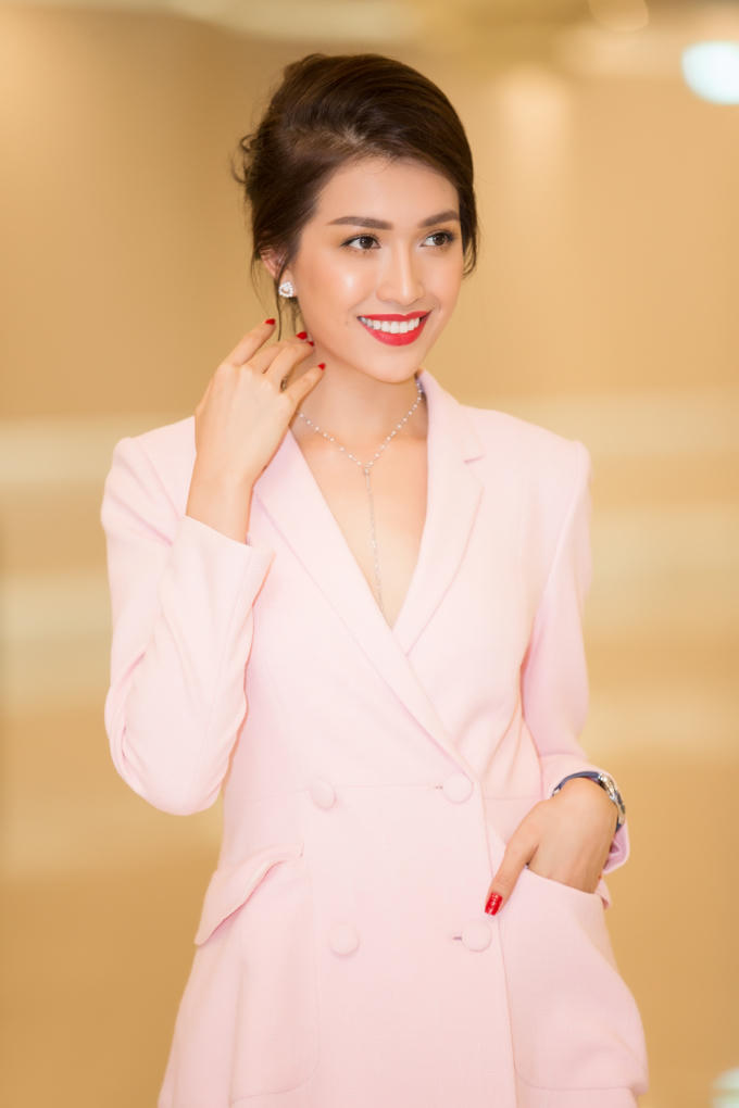 Lệ Hằng nổi bật với trang phục vest nằm trong bộ sưu tập mới nhất mang tên "Life in color" của NTK Đỗ Mạnh Cường.