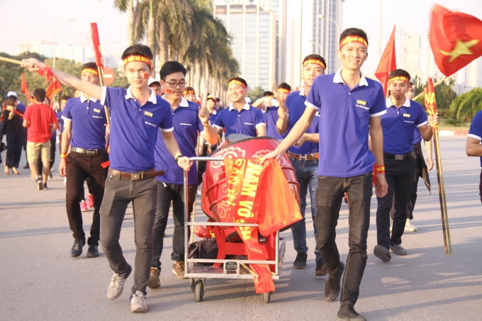Một đoàn CĐV chuyên nghiệp.