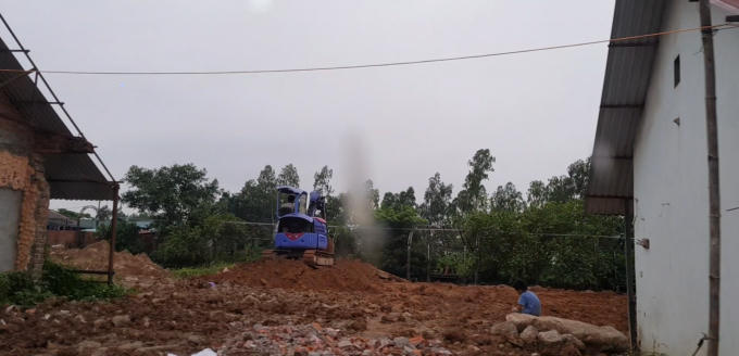 Máy xúc vẫn vô tư san lấp ao hồ, thách thức pháp luật.