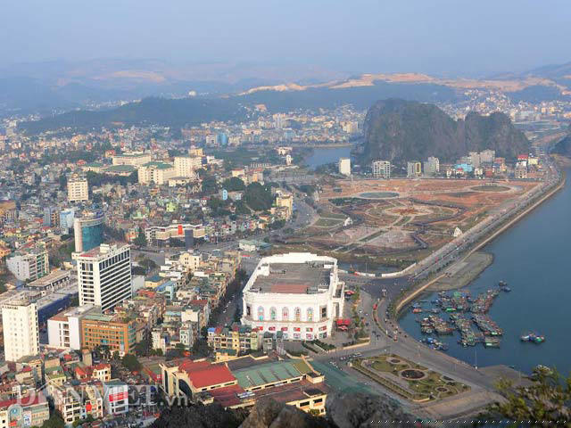 Một góc đô thị của TP.Hạ Long với con đường bao biển hiện tại. Ảnh: Nguyễn Quý.