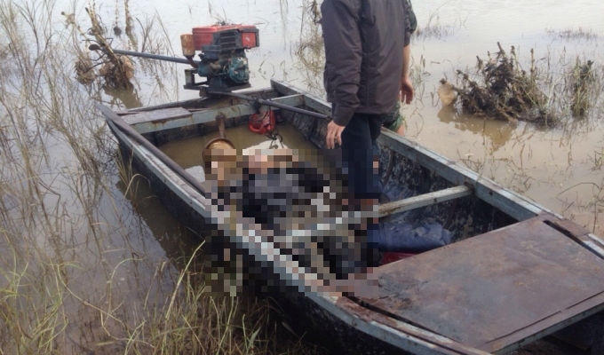 Thi thể nạn nh&acirc;n được đưa l&ecirc;n bờ.