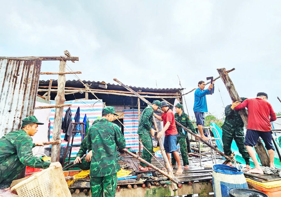 Tuổi trẻ BĐBP tỉnh Cà Mau rèn đức, luyện tài, xung kích hỗ trợ Nhân dân khắc phục hậu quả do thiên tai gây ra.
