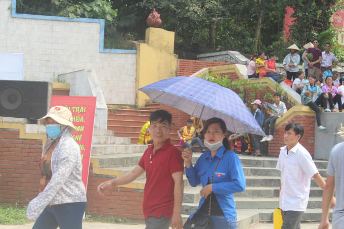 Mũ nón, khẩu trang, ô dù là những vật cần thiết cho du khách khỏi cái nắng oi ả.