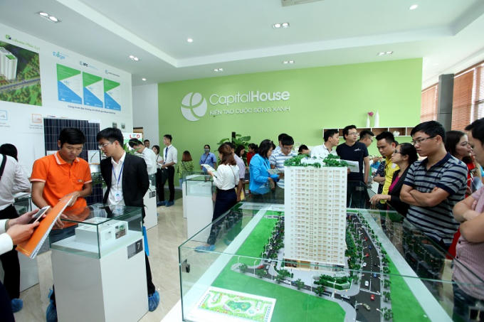 Khách tham quan nhà mẫu tại dự án EcoHome Phúc Lợi.