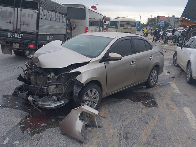 [Clip]: Khoảnh khắc container mất l&aacute;i lao qua dải ph&acirc;n c&aacute;ch đ&acirc;m n&aacute;t 3 xe &ocirc; t&ocirc; con