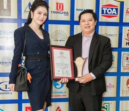 Lý Nhã Kỳ và tập đoàn do cô điều hành vừa được vinh danh trong lễ trao giải Qmix 100