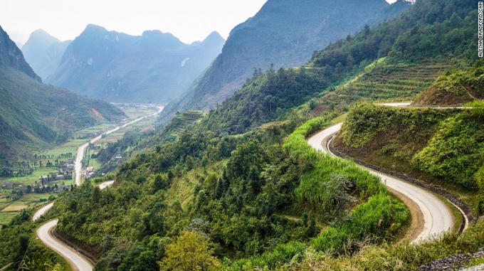 Đường đi từ Hà Giang lên Đồng Văn - Ảnh: CNN.