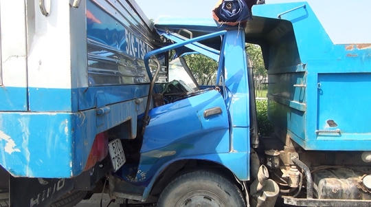 Chiếc xe ben găm chặt vào đuôi xe tải cẩu.