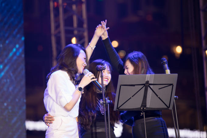 Dòng người nô nức đổ về showcase
