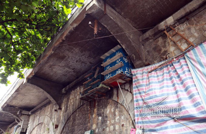 Người d&acirc;n tận dụng kh&ocirc;ng gian quanh v&ograve;m cầu để bu&ocirc;n b&aacute;n.