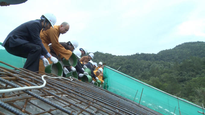 Các Đại biểu tham gia cất nóc Cung trúc Lâm Yên Tử.