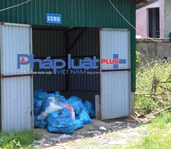 Khu chứa rác thải sinh hoạt của Bệnh viện Sản - Nhi tỉnh Vĩnh Phúc tạm bợ, sơ sài.