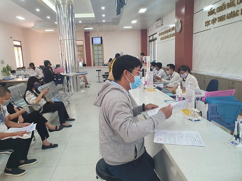 Người dân đi làm thủ tục hành chính tăng trở lại - ảnh 1