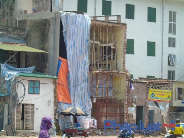 Hai Bên đường vẫn còn rất nhiều công trình ngổn ngang.