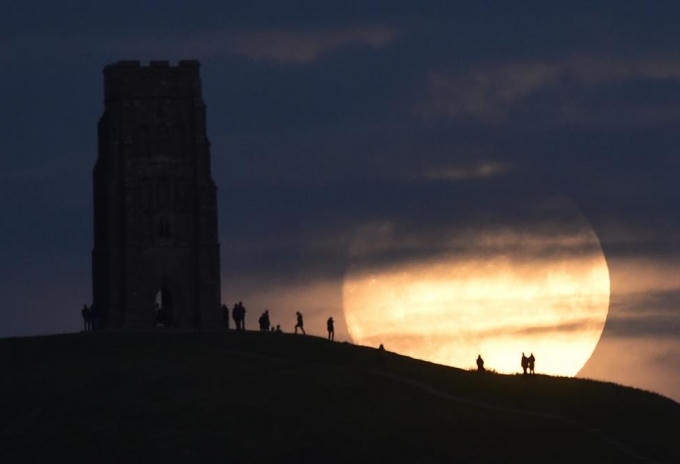 Siêu trăng mọc ở Glastonbury, Anh. (Ảnh: Reuters)