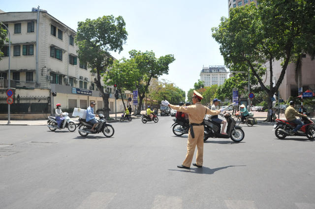 Giao thông Hà Nội những ngày này không quá áp lực vì ùn tắc, nhưng áp lực thời tiết cực đoan với nắng nóng gay gắt. Nhiều người lựa chọn ít ra đường hơn, nhưng những chiến sĩ CSGT vẫn phải bám đường hàng ngày, hàng giờ để làm nhiệm vụ đảm bảo trật tự an toàn giao thông.