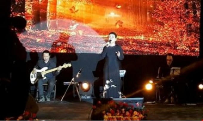 Danh ca Khánh Lý hát tại đêm nhạc "Đời cho ta thế" đêm 4/4.