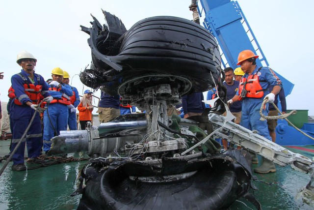Ủy ban an toàn giao thông quốc gia Indonesia cho biết máy bay JT610 đã gặp phải "trục trặc tương tự" trong chuyến bay trước đó từ Denpasar (Bali) đến Jakarta. Tuy nhiên, trong chuyến bay đêm trước, phi công đã cố gắng kiểm soát được chiếc máy bay. Trong chuyến bay gặp nạn, các phi công đã nhận ra dấu hiệu lạ khi máy bay bắt đầu nâng lên, hạ xuống trước khi dữ liệu sai lệch từ một trong các cảm biến góc tấn - hệ thống đo góc chếch của mũi máy bay - khiến máy bay bị khựng lại giữa không trung. (Ảnh: Getty)