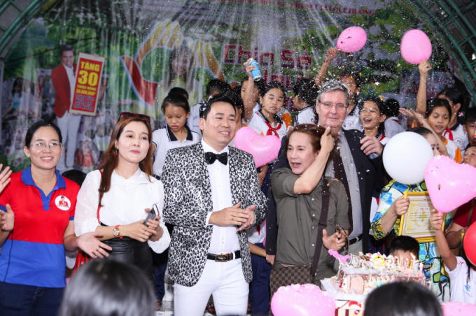 Doanh nhân kiêm ca sĩ, người học trò nổi tiếng của danh ca Ngọc Sơn đã quyết định thực hiện một chuyến từ thiện tại Trung tâm nhân đạo Quê Hương do “bà mẹ trăm con” Huỳnh Tiểu Hương sáng lập.