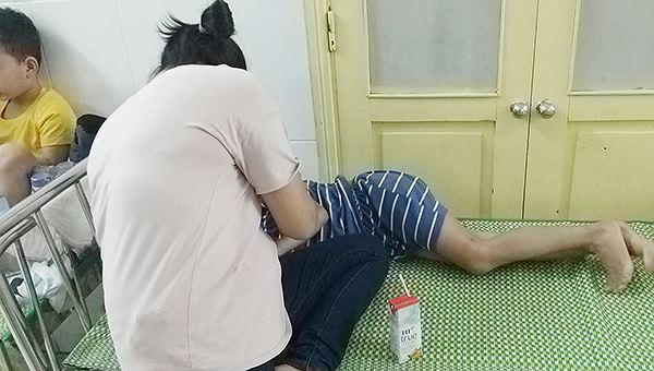 Cháu bé đang điều trị tại bệnh viện Sản Nhi Nghệ An.