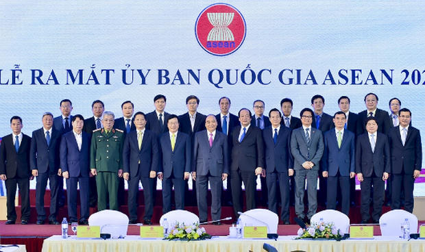 Thủ tướng chụp ảnh cùng các thành viên Ủy ban Quốc gia ASEAN 2020.