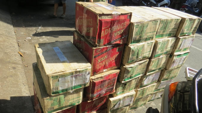 Một số thùng linh kiện xe máy bị thu giữ.