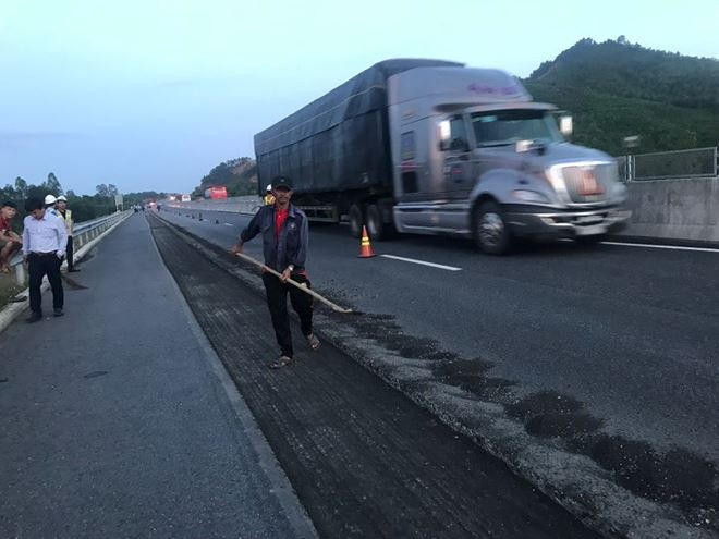 Bình ảnh cào bóc để làm lại mặt đường giai đoạn 2