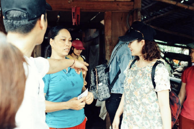 Jolie Nguyễn c&ugrave;ng Phan Anh chung tay hỗ trợ đồng b&agrave;o v&ugrave;ng lũ