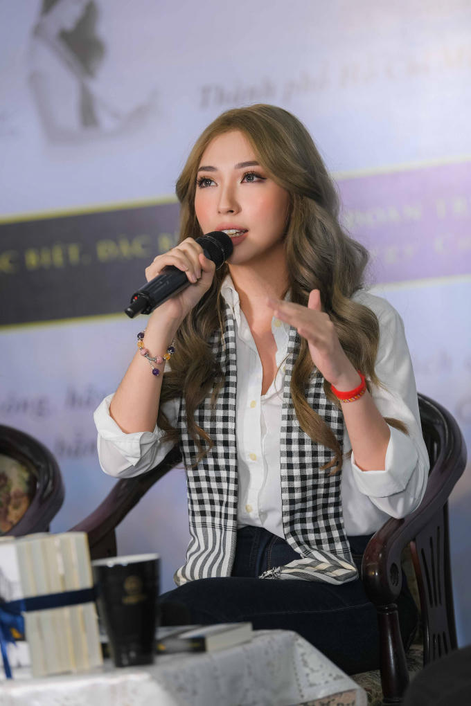 Khổng Tú Quỳnh được biết đến với vai trò là một trong những ca sĩ thành công với dòng nhạc teen Việt Nam. Cô còn là người mẫu của các tạp chí và quảng cáo sản phẩm của tuổi teen và rất đa năng khi vừa ca hát, vừa đóng phim vừa làm MC.