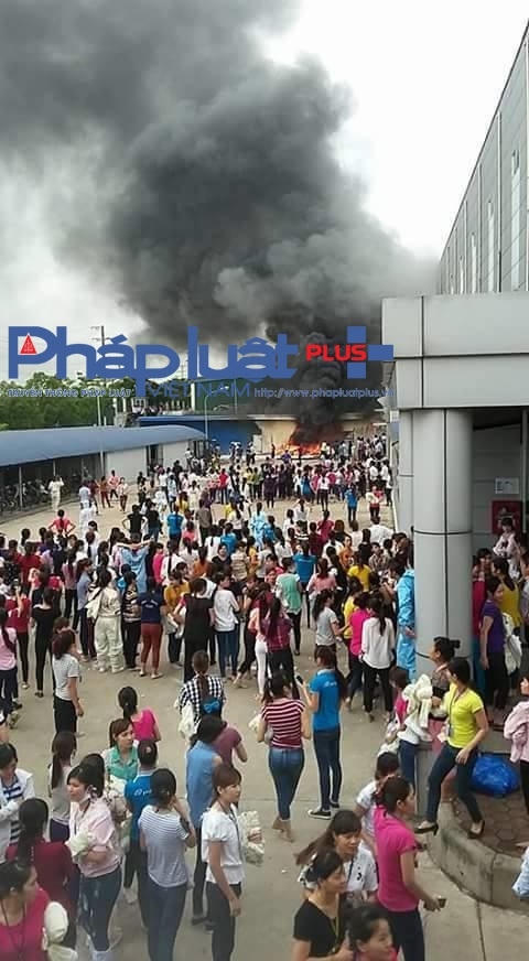 Phía trong công ty nơi xảy ra đám cháy.