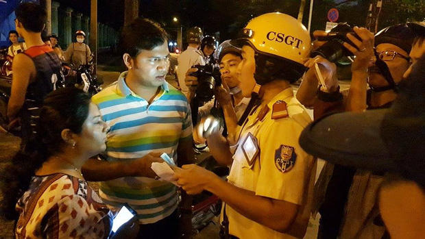 Chiến sĩ CSGT giúp ông Đoàn Ngọc Hải phiên dịch, trao đổi cùng 2 du khách người Ấn Độ. Ảnh cắt từ clip