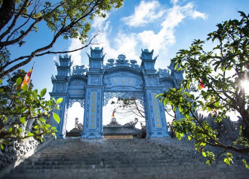 Cổng chùa Linh Ứng - Bà Nà trên đỉnh Núi Chúa.