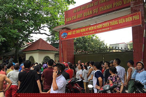 Các cháu được sơ tán vào trụ sở Ban chỉ huy quân sự thành phố Vinh để đảm bảo an toàn